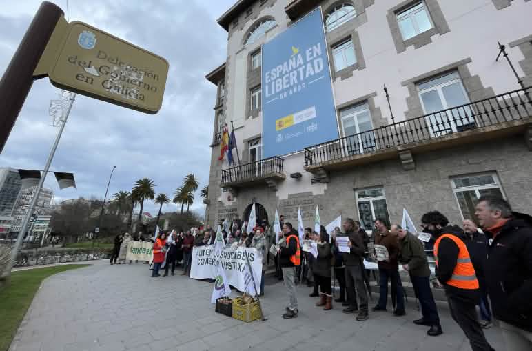 Agricultoras y agricultores gallegos protestan ante la delegación del gobierno en A Coruña en contra del acuerdo de asociación UE Mercosur