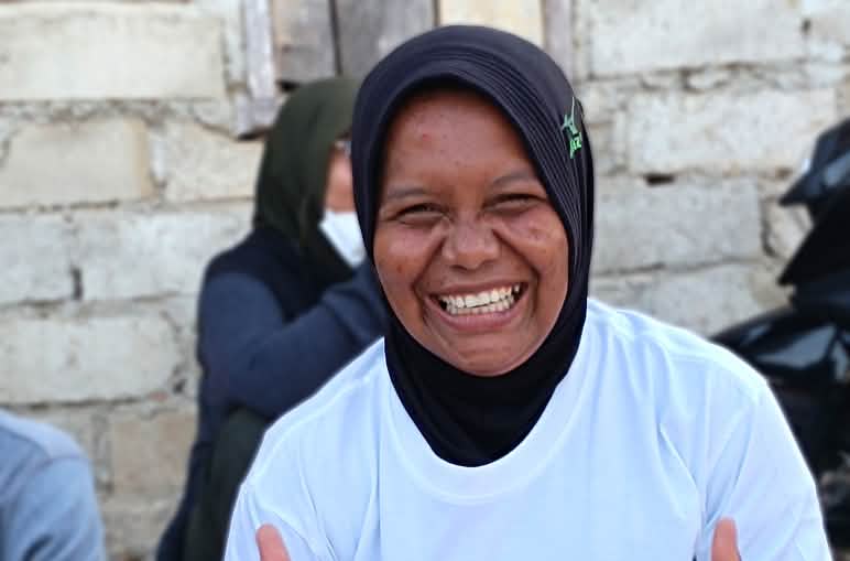 Haslilin (Mama Kila), de la comunidad Torobulu, en Sulawesi, Indonesia, con una camiseta de Salva la Selva/ Rettet den Regenwald
