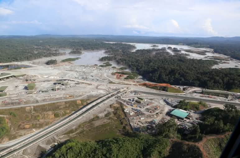 Vista aérea de la mina de cobre a cielo abierto excavada en la selva tropical