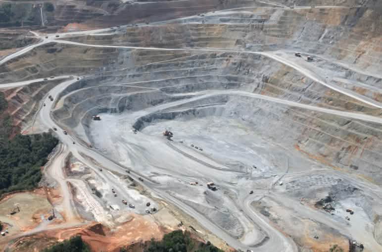 Vista aérea de la mina Mirador en la Cordillera del Cóndor, Ecuador