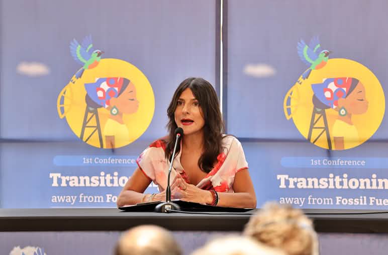 Irene Vélez Torres, ministra de Medio Ambiente de Colombia, sentada para dar la rueda de prensa inaugural de la  Primera Conferencia Internacional para la Transición más allá de los Combustibles Fósiles