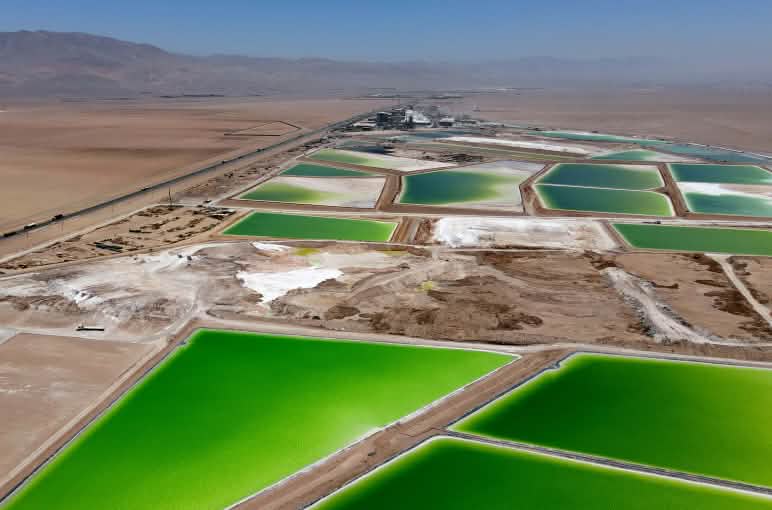 Vista aérea de planta de carbonato de litio en el salar El Carmen, Antofagasta, Chile