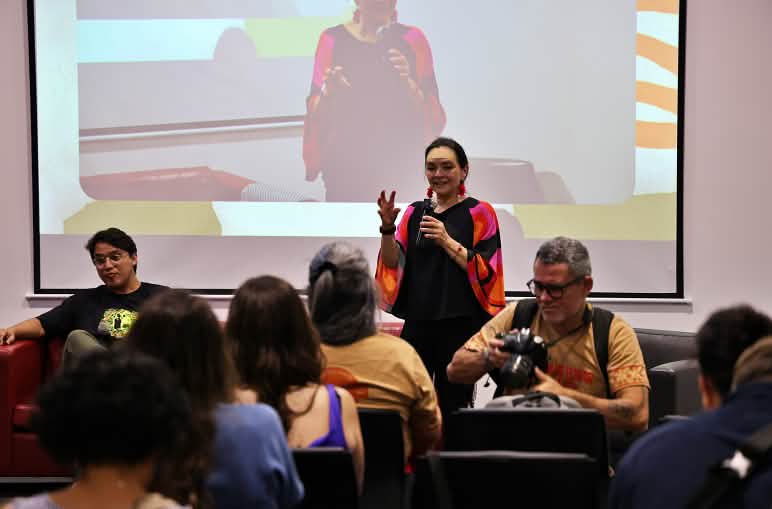 Yvonne Yáñez, de la Red Latinoamericana de Mujeres Defensoras de Derechos Sociales y Ambientales en la sesión de apertura de la Cumbre de los Pueblos por un Futuro Libre de Combustibles Fósiles