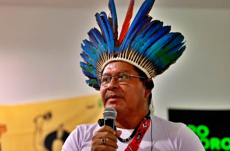 Participación de una persona indígena en la apertura de la Cumbre de los Pueblos por un Futuro Libre de Combustibles Fósiles