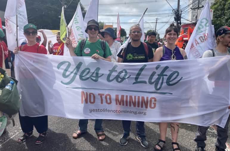 Klaus Schenck junto a compañeros de la Red global Yes to Life No to Mining durante la gran Marcha global por el Clima en Belém, el 15 de noviembre 2025