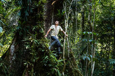 Francisco trepa a un árbol en la selva