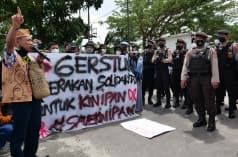 Protesta de la comunidad de Kinipan, en Borneo, frente al juzgado de Palangkaraya, 2022