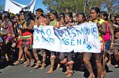 Mujeres indígenas de brasil protestan contra la destrucción de sus territorios