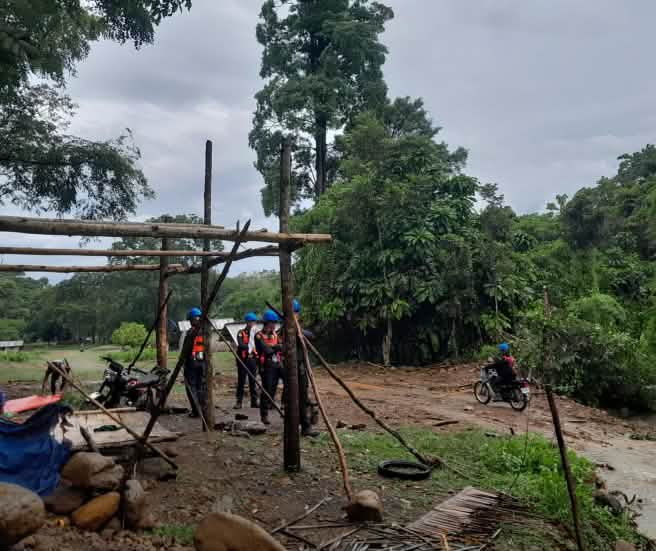 Vista de una barricada recién destruída. La misma había sido establecida para da barricada establecida para detener el avance de la minería de níquel