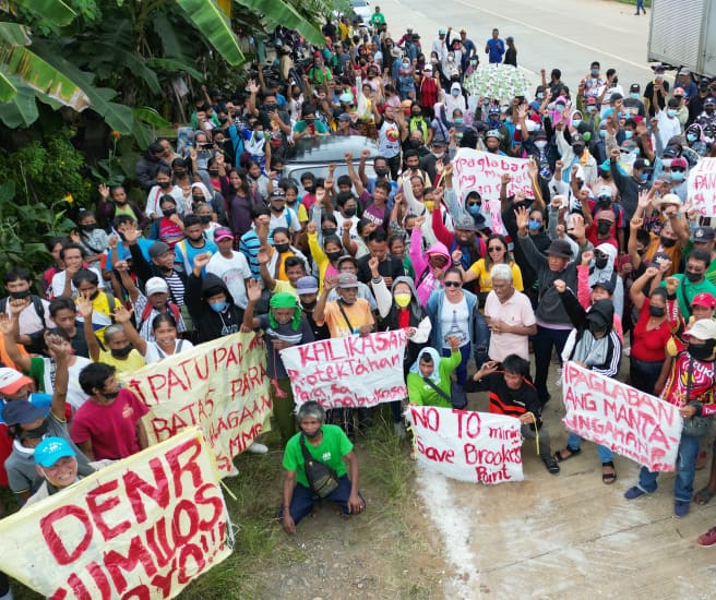 Los habitantes de Brooke's Point forman una barricada humana frente a las instalaciones mineras de la empresa Ipilan Nickel Corporation