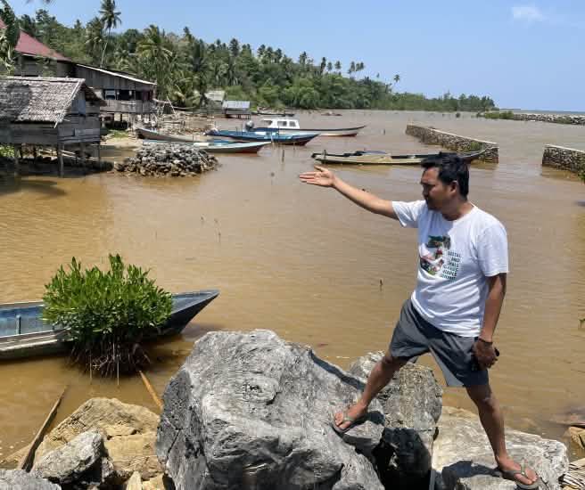 Amien Muhammad de la Alliansi Sulawesi señala la contaminación que causa la minería de níquel sobre las poblaciones de la costa en la isla de Sulawesi