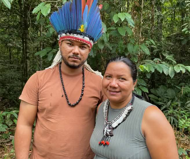Retrato de líder indígena con un collar de plumas a la derecha y un joven indígena con una corona de plumas a la izquierda