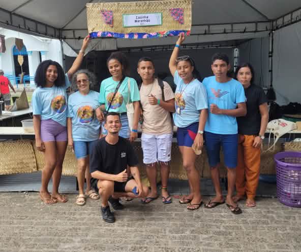 Ocho jóvenes, cinco mujeres y un hombre, aparecen de perfil y sonrientes para la foto. Cuatro de ellos llevan las camisetas del congreso nacional de la Comisión Pastoral da Terra CPT Maranhão