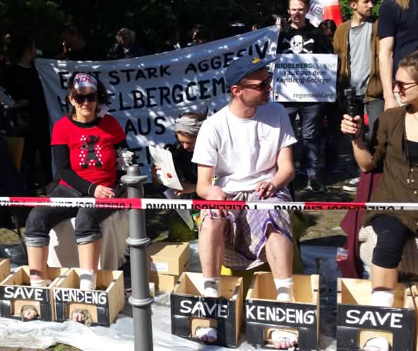 Activistas cementan sus pies en señal de protesta durante la junta de accionistas de HeidelbergCement