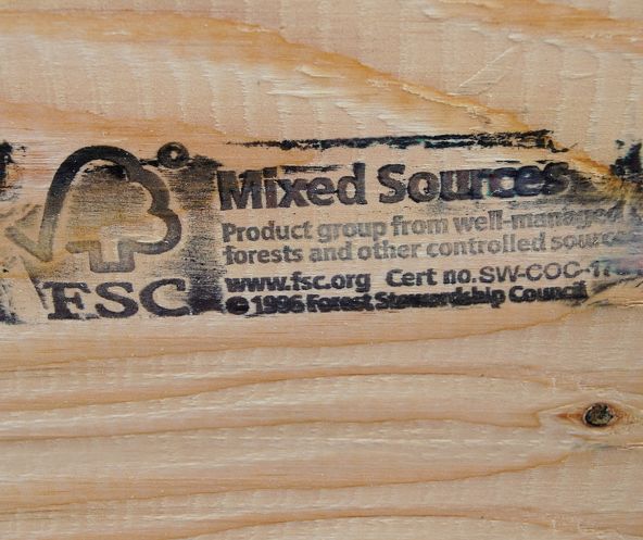 Sello FSC en un tablón de madera