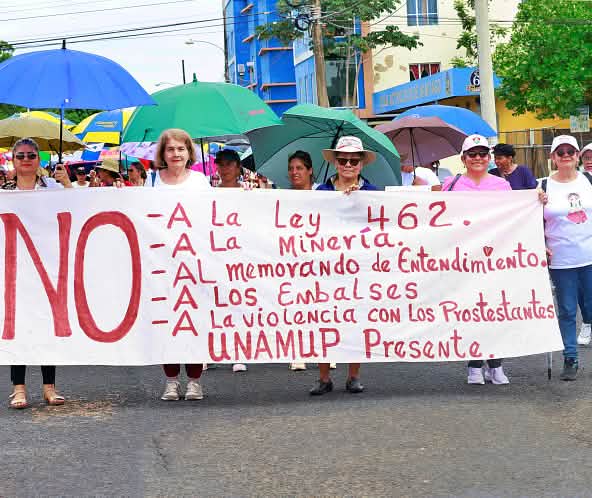 Las mujeres salieron a protestar en Panamá contra la minería y otras causas ambientales y sociales en Panamá