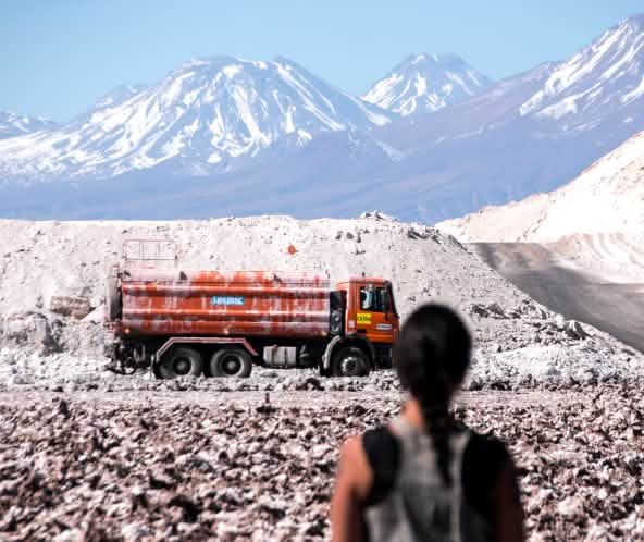 Mujer contempla la extracción de litio en el salar de Atacama en los Andes, Chile