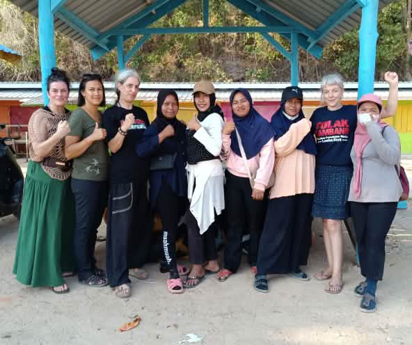 Mujeres de Torobulu junto a mujeres de Salva la Selva y de la red Sí a la Vida No a la Minería (Yes to Life No to Mining YLNM)