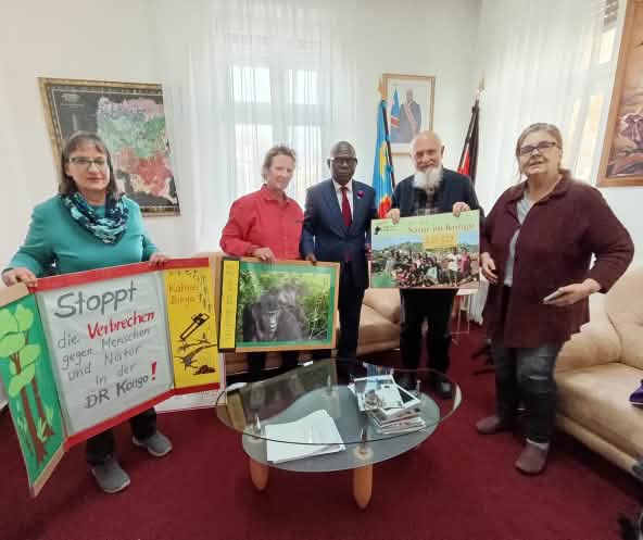 Entrega de 225 129 firmas en la embajada de la República Democrática del Congo en Berlín