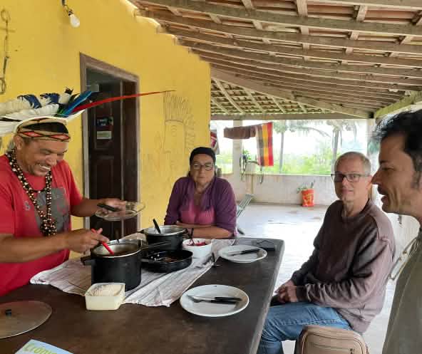 Mãdy Pataxó y su madre, junto a Felipe Sabrina y Klaus Schenck, se sientan a la mesa para almorzar