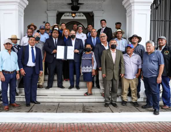 Un grupo de personas de la Alianza en Defensa de la Cuenca del Río Santa María recibe la sanción de la Ley 339 que declara Patrimonio Natural Nacional y Área Protegida Hidrológica a cargo del Presidente Laurentino Cortizo Cohen