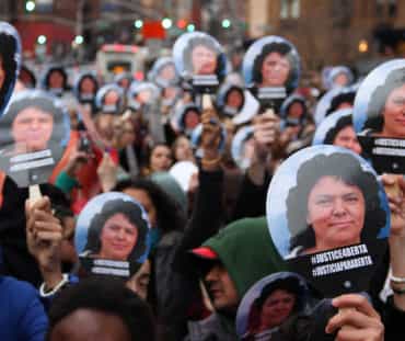 Manifestación con máscaras tras el asesinato de Berta Cáceres