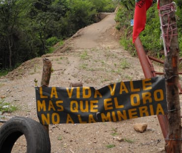 Pancarta del campamento antiminero en La Puya, Guatemala "La vida vale más que el oro. No a la minería"