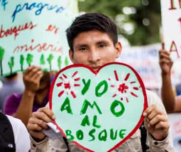 Manifestante con pancarta "Yo amo al bosque" en Iquitos, Perú