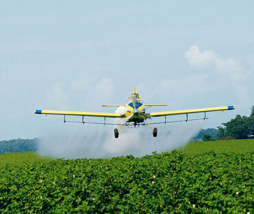 Avión fumiga un campo de soja con glifosato