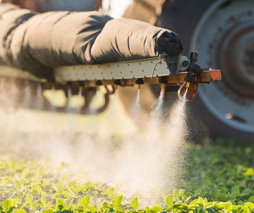 Tractor fumigando con agrotóxicos