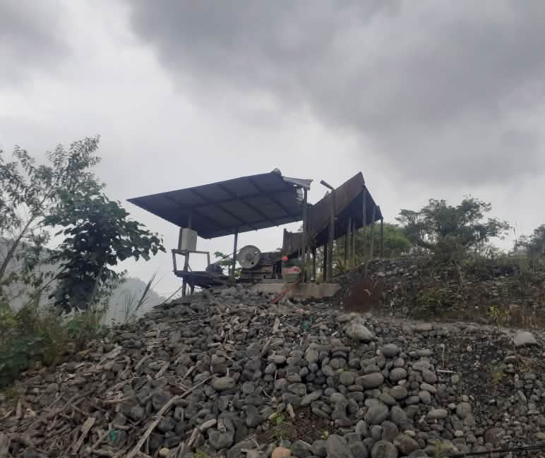 Maquinaria utilizada para la minería ilegal en la región del Napo, situada sobr una montaña pedregosa