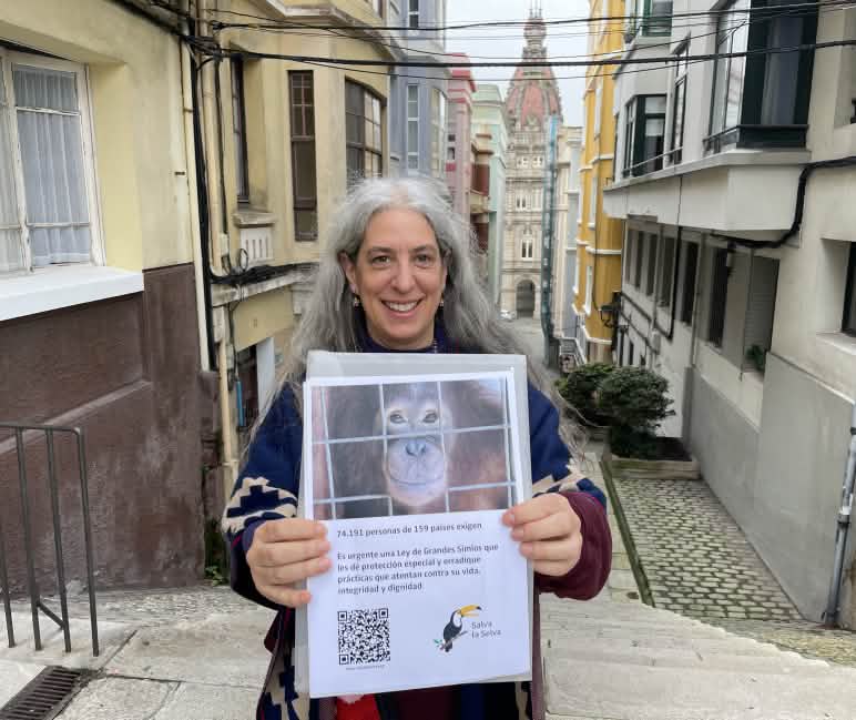 Guadalupe Rodríguez de Salva la Selva lista para enviar las firmas de la petición “Una ley ya. Los grandes simios no pueden esperar.”