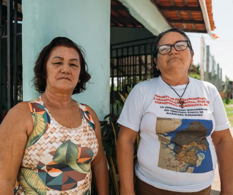 Dos mujeres de una comunidad quilombola cerca de la isla de Cajual Dos mujeres delante de una casa