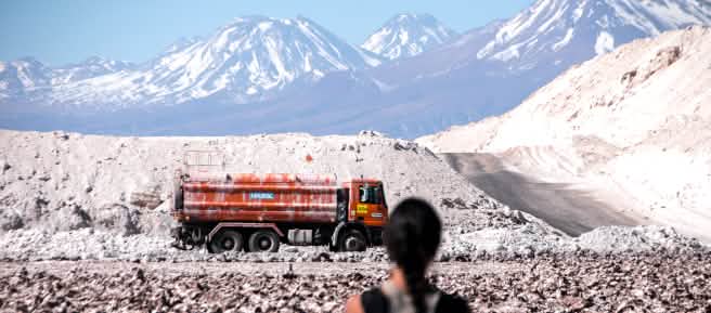 Mujer contempla la extracción de litio en el salar de Atacama en los Andes, Chile