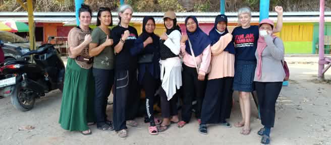 Mujeres de Torobulu junto a mujeres de Salva la Selva y de la red Sí a la Vida No a la Minería (Yes to Life No to Mining YLNM)