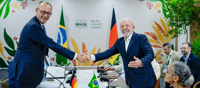 Presidente de Brasil Lula da Silva y canciller alemán Merz estrechan manos durante la COP30