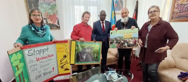 Entrega de 225 129 firmas en la embajada de la República Democrática del Congo en Berlín