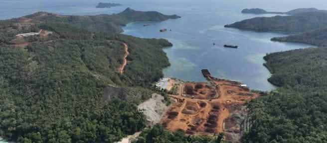 Vista aérea de una mina de níquel en una pequeña isla