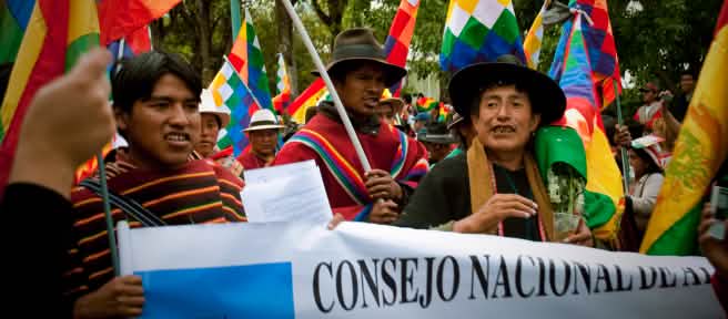 Indígenas marchan en defensa del TIPNIS en el año 2012