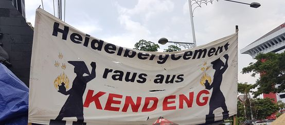 Protesta contra la empresa alemana HeidelbergCement en Java, el 8-12-2017