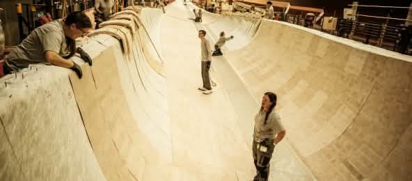 Fábrica de Siemens Gamesa en Dinamarca: interior de una pala de rotor de 81 m revestido de madera de balsa. Febrero de 2022 (© Carsten Snejbjerg) Madera de balsa recubre la pala del rotor de un molino eólico