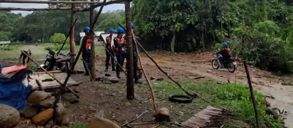 Vista de una barricada recién destruída. La misma había sido establecida para da barricada establecida para detener el avance de la minería de níquel
