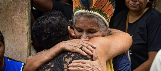 María Muñiz Tupinambá, hermana de la líder indígena asesinada María de Fátima Muñiz Pataxó "Nega", recibe el abrazo de una asistente al servicio fúnebre