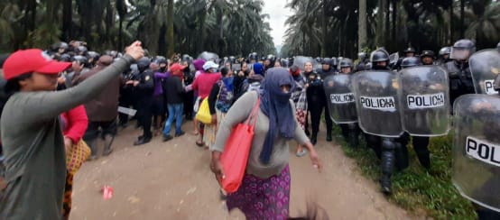 Policía entrando en la comunidad de Chapín Abajo para realizar un allanamiento se encuentra con la oposición de la comunidad