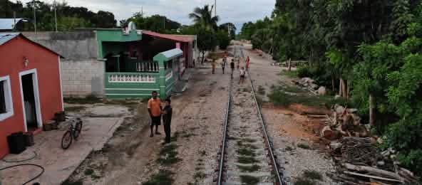 Vía de tren existente: la necesaria para un tren rápido requiere 40 metros más a lo ancho (© CEMDA) Via actual en uno de los lugares por donde pasará la via del Tren Maya