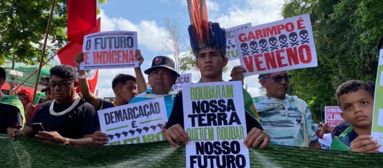 "Marcha de los Pueblos Indígenas" en defensa de la selva, durante la Cumbre Amazónica en Belém. (© ANA MENDES @anamendes_anamendes) Indígenas marchando sostienen pancartas en las que se lee en portugués: Robaron nuestra tierra, quieren robar nuestro futuro” y “El futuro es indígena”