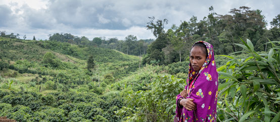 Marivic ‘Tarsila’ Danyan frente a las plantaciones de café cerca de la comunidad de Tabasco en Filipinas en la que vive.