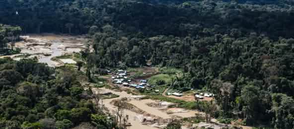 Explotación ilegal de oro en la selva en el territorio del pueblo indígena Munduruku, sur del estado de Pará (© Ibama) Minería ilegal de oro en la Amazonía de Brasil