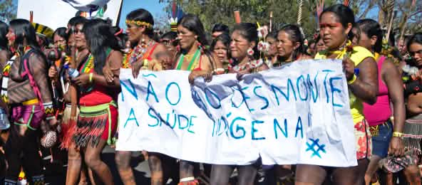Mujeres indígenas de brasil protestan contra la destrucción de sus territorios