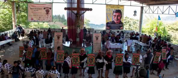 Ceremonia de entrega del Premio Mariano Abarca a la Sociedad Civil Las Abejas de Acteal, sábado 27 de noviembre 2021 (© Otros Mundos Chiapas) La sociedad civil Las Abejas de Acteal reciben premio "Mariano Abarca" a la defensa ambiental en Chiapas, México